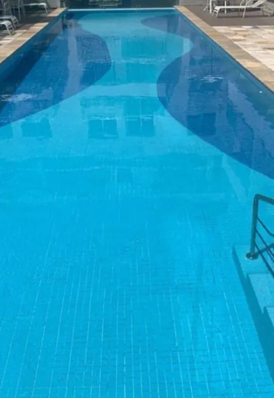 Depois: a mesma piscina com a água transparente e o desenho do fundo à mostra